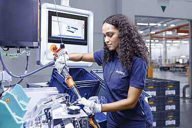 Leadec employee during the pre-assembly of components for electric vehicles.