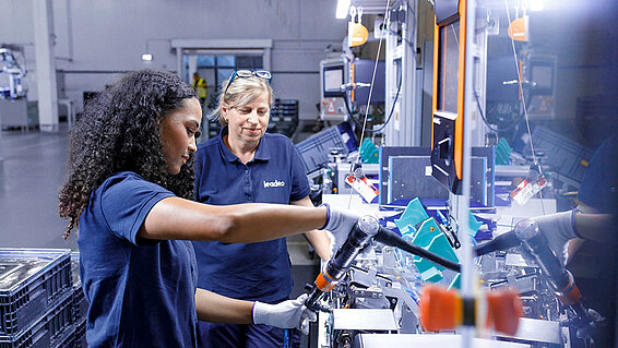 Two Leadec employee during the pre-assembly of components for electric vehicles.