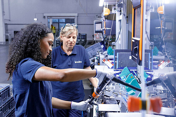 Two Leadec employee during the pre-assembly of components for electric vehicles.