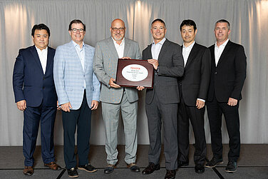 Representatives of Toyota and Leadec at the handover of the supplier award.